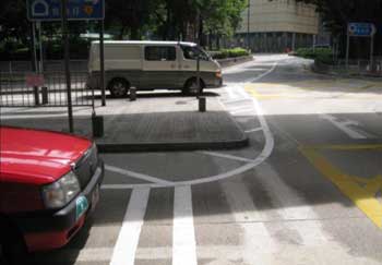 把前排道路路口前的停車線往後移,後排道路駕駛者的視線得到改善,駕駛者能清楚觀察往來交通後才駛過路口。 把前排道路路口前的停車線往後移,後排道路駕駛者的視線得到改善,駕駛者能清楚觀察往來交通後才駛過路口。