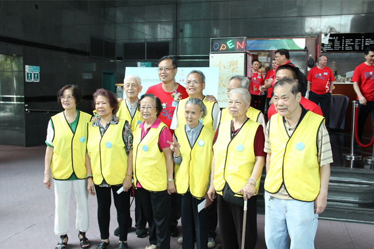 Bus parade brings road safety message to the elderly - photo 1