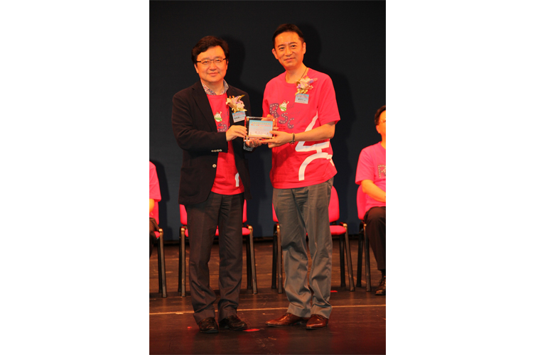 Bus parade brings road safety message to the elderly - photo 2